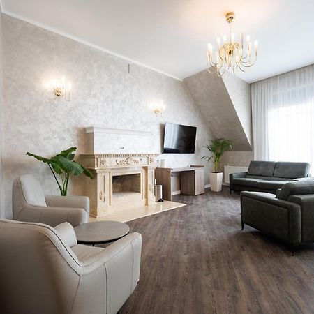 Nicole Hotel Uzhhorod Exterior photo