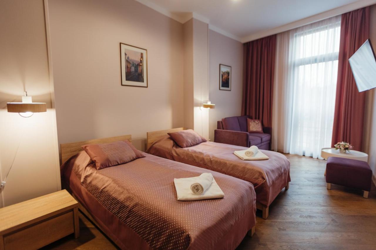 Nicole Hotel Uzhhorod Exterior photo