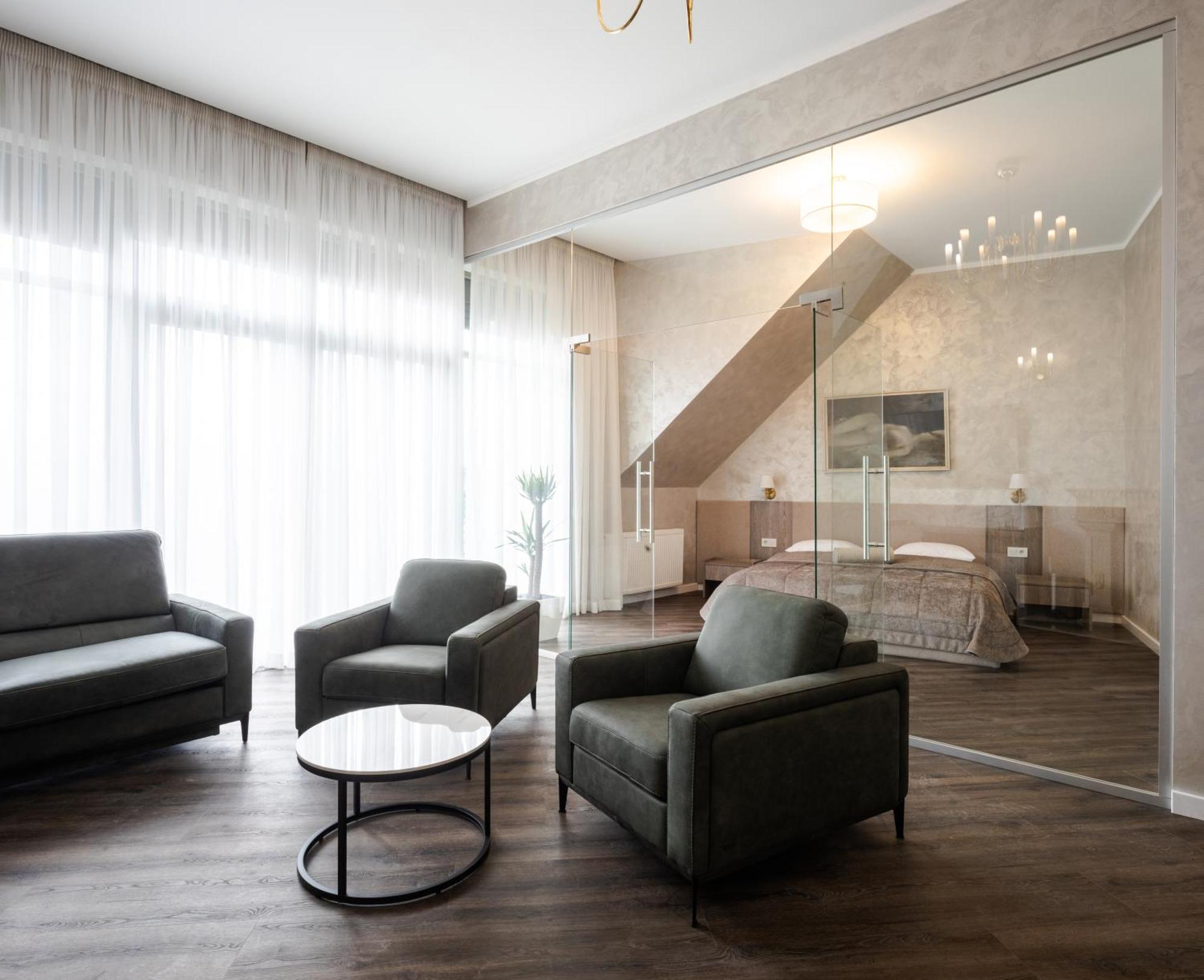 Nicole Hotel Uzhhorod Exterior photo